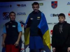 Украинского боксера вынудили снять национальный флаг во время награждения на турнире в Литве