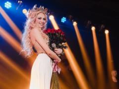 Olya Polyakova in a revealing dress with spicy slits staged incendiary dances in a new clip