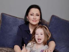 Елена Мозговая показала подросшую дочь от Дэвида Аксельрода, с которой впервые писанки разрисовывала