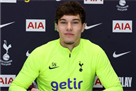 Tottenham continued the contract with the young striker Santiago