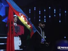 В Армении во время церемонии открытия ЧЕ по тяжелой атлетике подожгли флаг Азербайджана