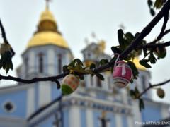 Пасха 2023: Как верующие освящали корзины в Михайловском соборе в Киеве
