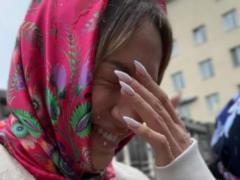 Над Лесей Никитюк остроумно пошутил священник:  Это не мицеллярка, вдруг что 
