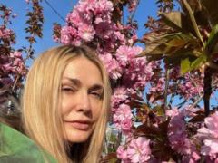 Olga Sumskaya without makeup enchanted with photos among cherry blossoms