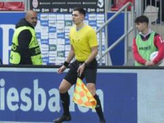 In the matches of the third Bundesliga, the linesman happened to be replaced by one of the observers