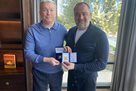 Pavelko presenting Blokhin with the Order of the Legend of Ukrainian Football