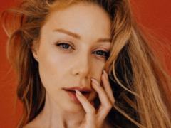 Tina Karol with a transparent lace body emphasized a magnificent bust and ran into a hat