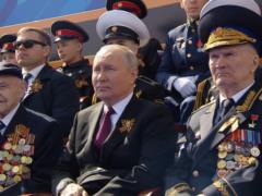 Путін сидів на параді між ветеранами НКВС та КДБ, які жодного дня не були на фронті – ЗМІ