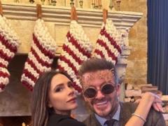 David Beckham cheered up the Network with a video in which he makes himself a make-up with his wife s cosmetics