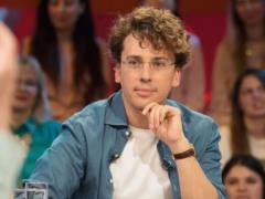 Unrecognizable Maxim Galkin showed up for a selfie with a Ukrainian