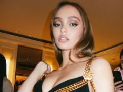 Johnny Depp s daughter merged in passionate kisses with her girlfriend right at the airport