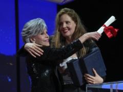 Jane Fonda throws an award at the head of the winner at the Cannes Film Festival