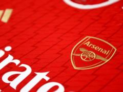 London Arsenal congratulated the Russian Arshavin on his birthday, but later changed his mind