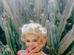 Playful Alina Grosu in a revealing top and with a ukulele in her hands released a new video