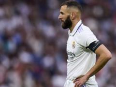 Benzema plays on the offensive line in the farewell match for Real Madrid