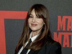 Luxurious 58-year-old Monica Bellucci in a dress with a spicy neckline graced the cover of the famous gloss