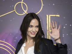 Angelina Jolie drastically changed her hair color and puzzled casual look