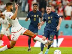 Veretu replacing the injured Mendy with the French team