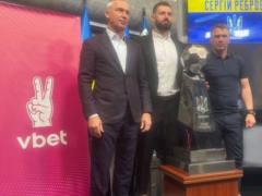 Компания VBET Ukraine передала символический Кубок в Музей футбола в Киеве