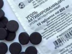 Нарколог Стеценко: прием активированного угля вреден при похмелье