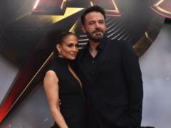 Jennifer Lopez and Ben Affleck delighted in romantic kisses on the red carpet