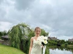 Viktor Pavlik s wife celebrated her 29th birthday in a delicate dress with a bouquet of peonies