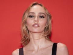 Donka Johnny Depp showed lower hugs and kisses with her maiden in naughty photos