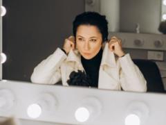 Elena Mozgovaya sharply responded to criticism for dyed her daughter s hair in blue and yellow