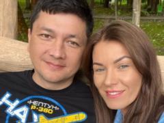 Виталий Ким показал стройную жену-красавицу с автоматом в рюкзаке за спиной