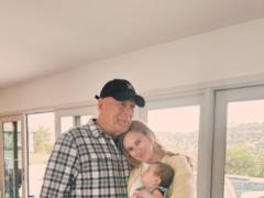 The daughter of Bruce Willis touched by pictures of how the actor with dementia holds his granddaughter in his arms