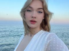 The daughter of Evgeny Koshevoy with a nose piercing and a dress with a neckline admired the beauty against the backdrop of the 