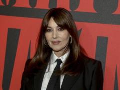 58-year-old Monica Bellucci in only one sweater showed off her slender legs