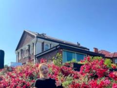 Tina Karol without makeup appeared in the courtyard of her house near Kiev against the backdrop of roses