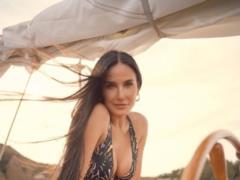 60-летняя Деми Мур в мини-бикини очаровала стройной фигурой
