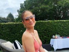 53-летняя Дженнифер Лопес в купальнике ошеломила подтянутым телом и пышным бюстом