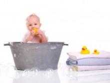 Dozvillya malyukiv: playing with water