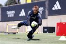 A short conversation between Lunin and the coach of Real Madrid for an hour of training