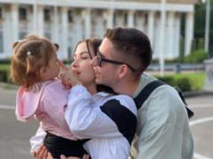 Roman Sasanchin s wife delighted with family shots with her husband and daughter