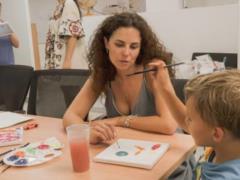 Nastya Kamensky showed how she spent time with little Ukrainian migrants