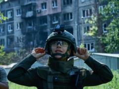 Раміна Есхакзай у шоломі та бронежилеті з явилася на Донбасі та приголомшила кадрами з Бахмута