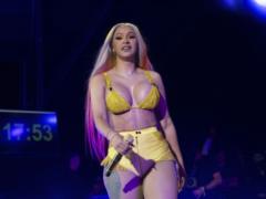 A famous American singer threw a microphone at a fan during a performance