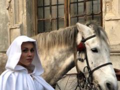 Alyosha в длинной мантии превратилась в средневековую красавицу на фоне старинного замка