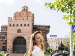 Улыбающаяся Тина Кароль очаровала солнечными кадрами во время прогулки по Киеву
