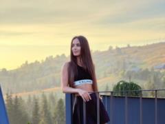 Ksenia Mishina at her short spine shone her stringy legs on the aphids of the Carpathians