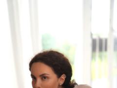Nastya Kamensky in a plush suit appeared without makeup on a home selfie