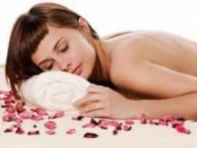 3 reasons to sleep naked for health