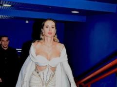 Светлана Лобода с флагом Украины спела на русском и возмутила украинцев