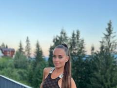Ксения Мишина сняла майку и топлес пробежалась по Карпатам