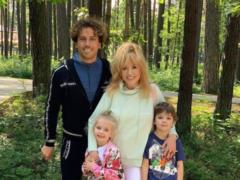 Maxim Galkin showed rejuvenated Alla Pugacheva on a beach walk with children