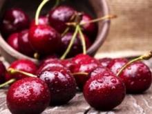 3 facial scrubs with cherries: delicate care in hot weather